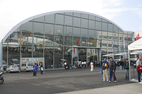 Den store hal der dækker paddock området på Adria International Raceway.